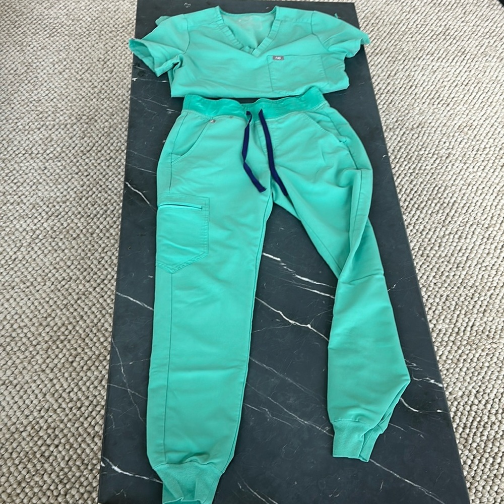 Figs scrub set (surgical green)